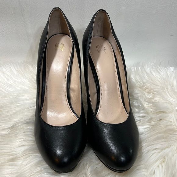 Victoria Secret Rounded Toe  Leather Stilettos Size 11 Medium - Picture 1 of 6